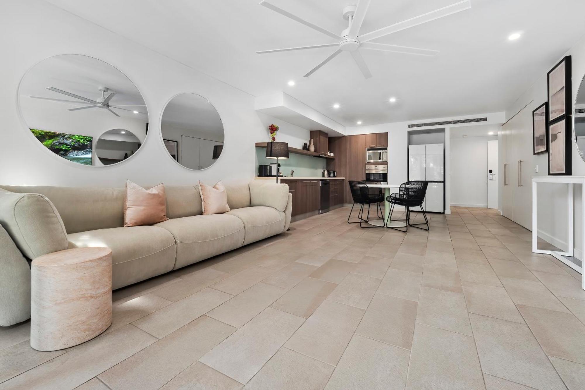 Private Apartments In The Temple Beachfront Resort Палм Коув Стая снимка